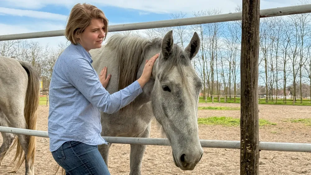 femme-caresse-cheval